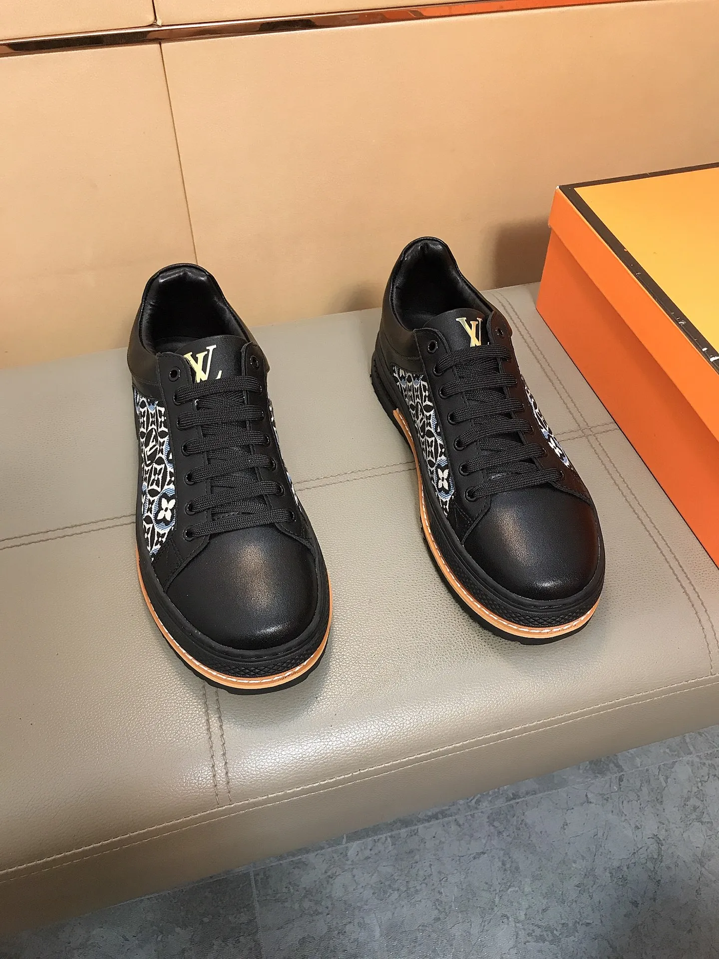 Ex-factory price 400 🆕🆕🔆🔆Hot-selling [Louis Vuitton] LV🔝new Korean style casual men's shoes, high-end brand, the upper is made of Italian cowhide stitching printed fabrics and sheepskin feet🔥, making walking more convenient and comfortable! Amazing work [color]! Create a fashionable personality to set off your uniqueness! A must-have for trendy men! Classic🔥Size: 38-44